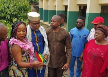 L to R: Rita Eberechukwu Anigbogu, Mazi Nnamdi Kanu, ThankGod Ofoelue and some other activists during a meeting of IPOB, MOBIN, Council of Elders etc in Nnewi in 2017